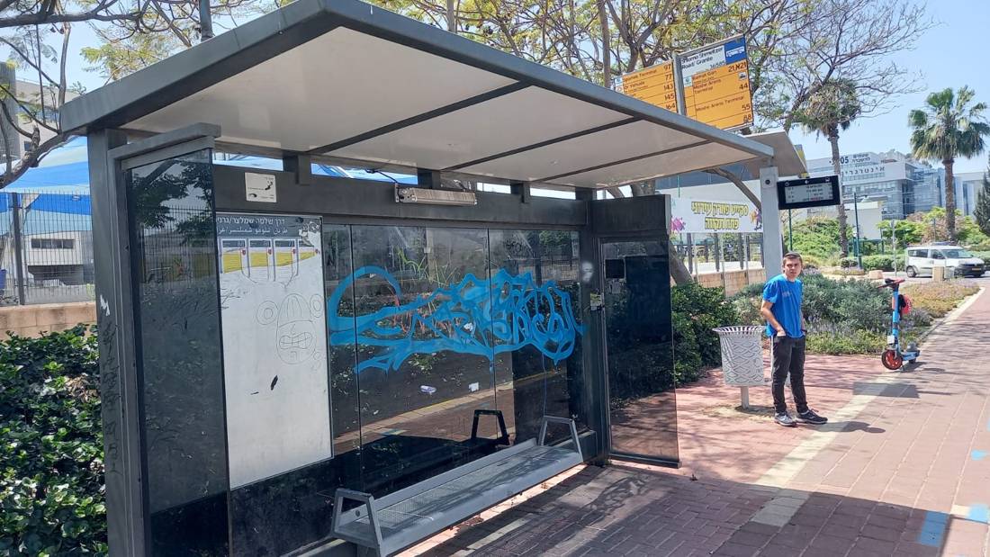 שטיפה וניקיון תחנת אוטובוס — הנתיב המהיר