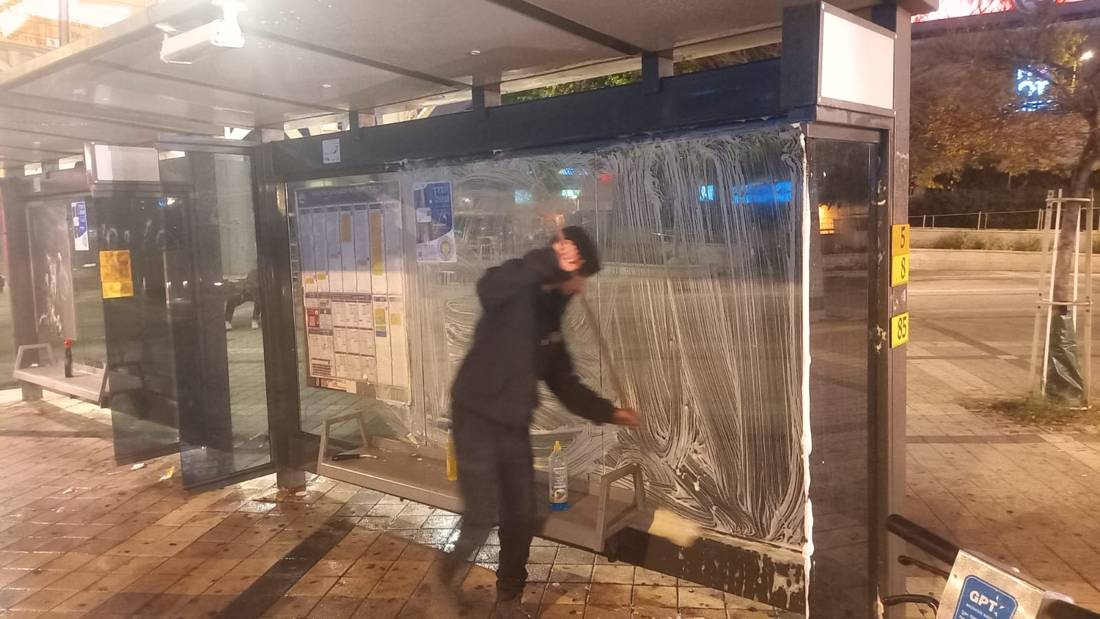 שטיפת תחנת אוטובוס