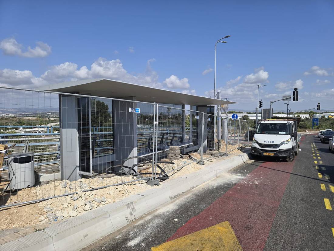 התקנת תחנת אוטובוס — הנתיב המהיר
