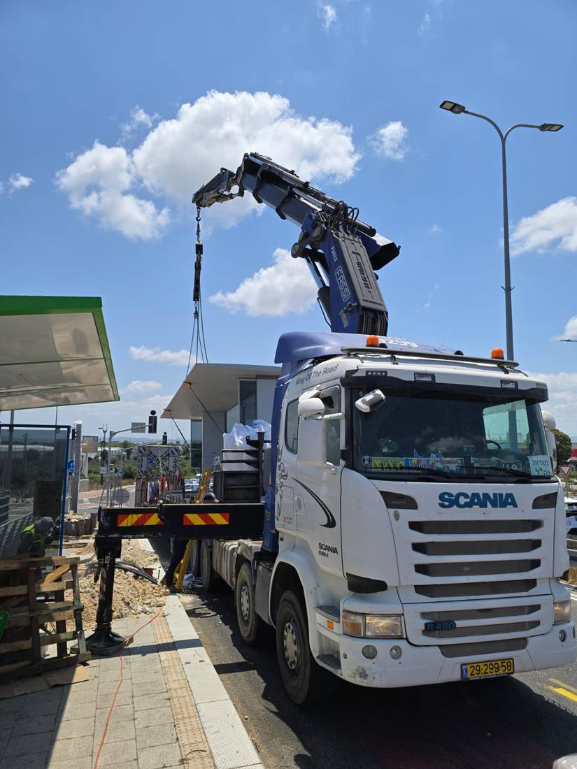 התקנת תחנת אוטובוס — הנתיב המהיר
