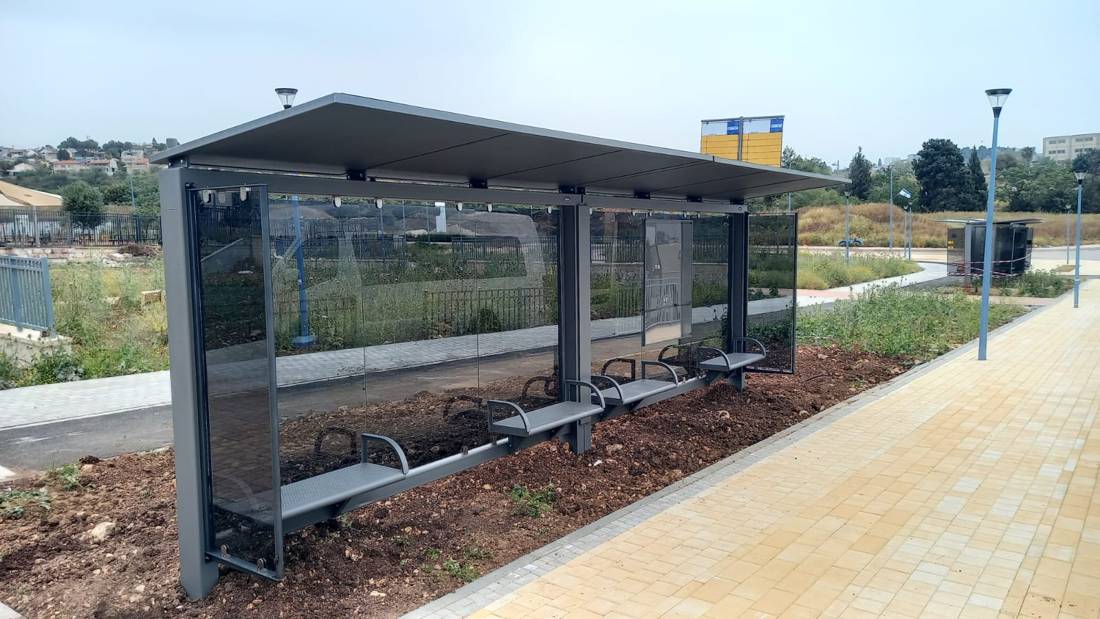 תחנת אוטובוס מוכנה אחרי התקנה