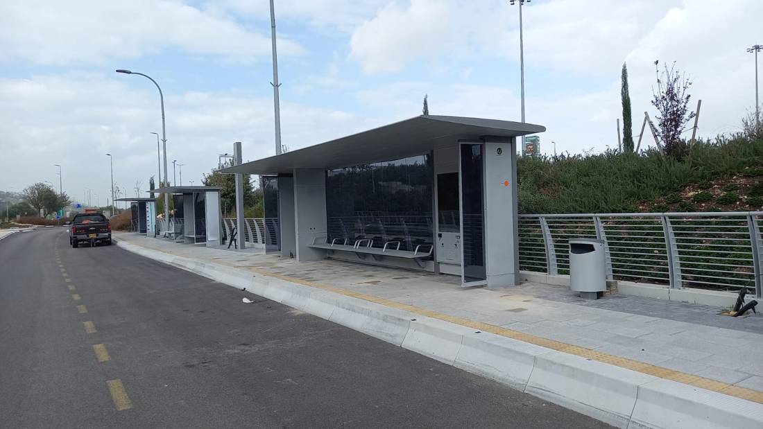 התקנת תחנת אוטובוס — הנתיב המהיר