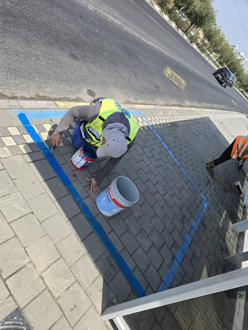 סימון נגישות ליד תחנת אוטובוס