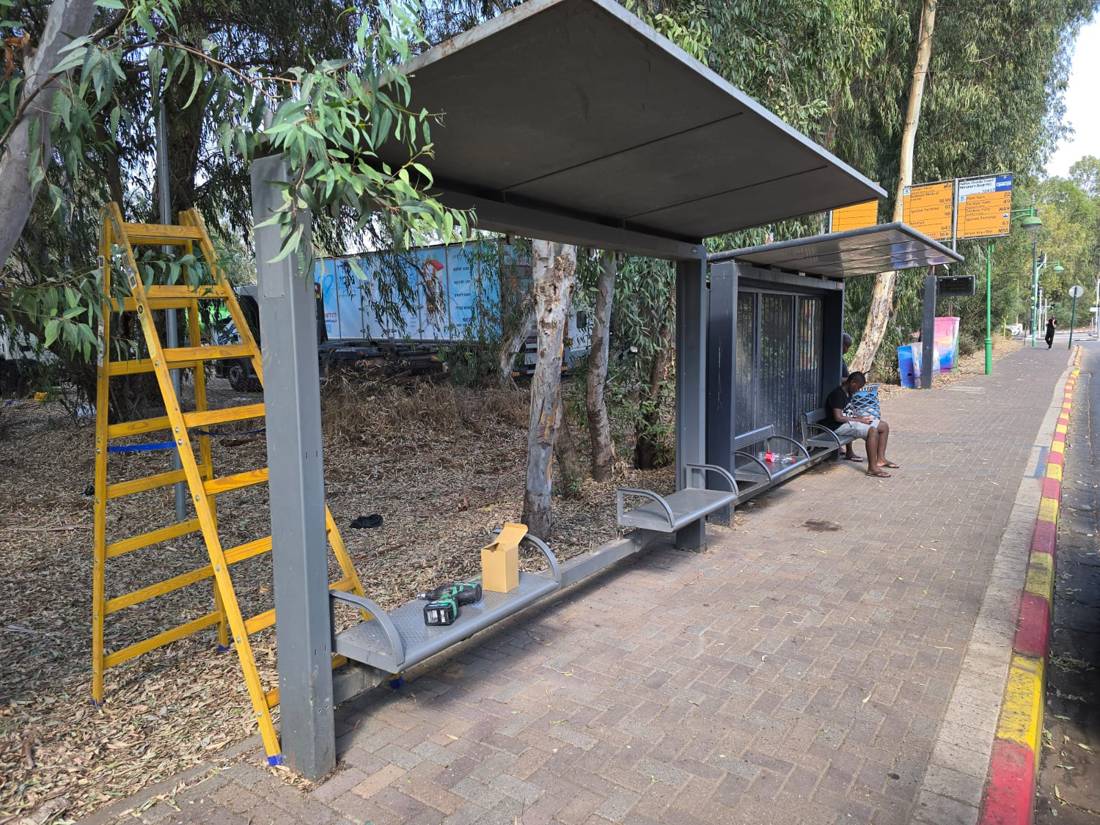 צבע ואחזקת תחנת אוטובוס — הנתיב המהיר