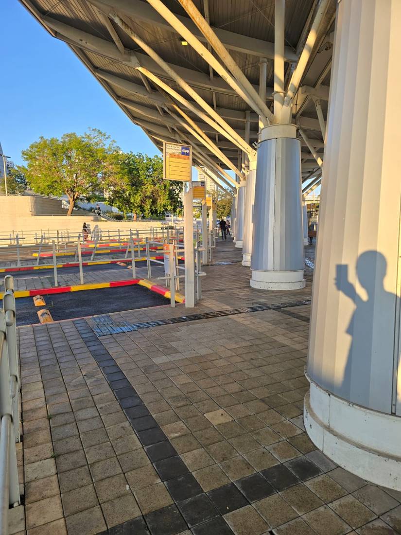צבע ואחזקת תחנת אוטובוס — הנתיב המהיר
