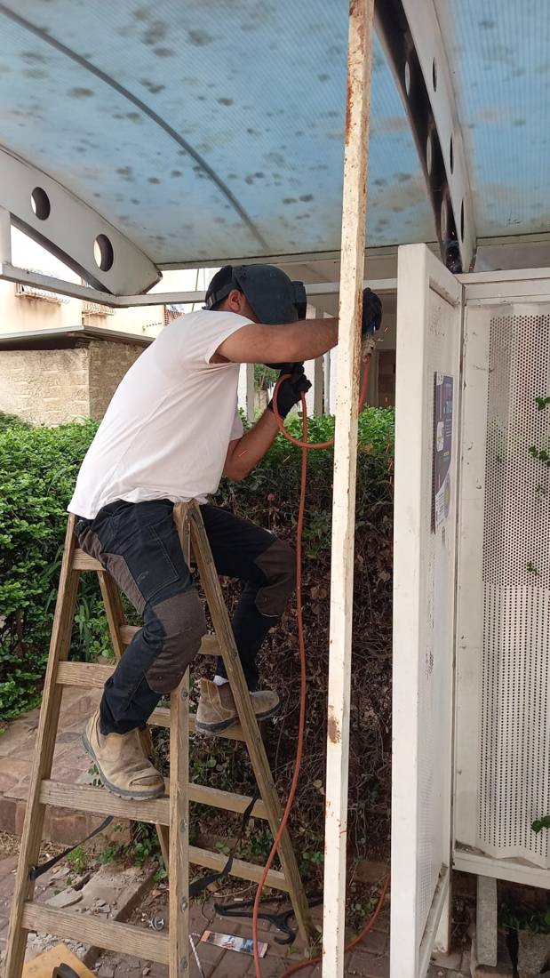 צבע ואחזקת תחנת אוטובוס — הנתיב המהיר