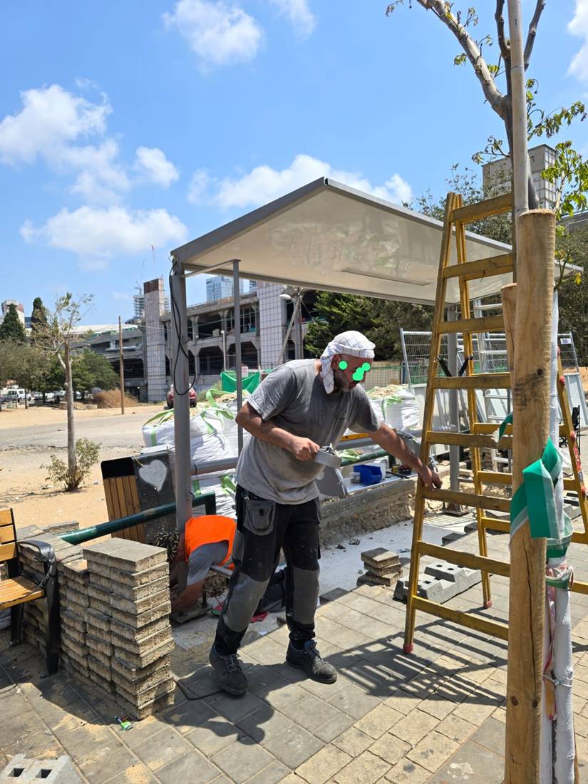 צביעת תחנת אוטובוס בשטח